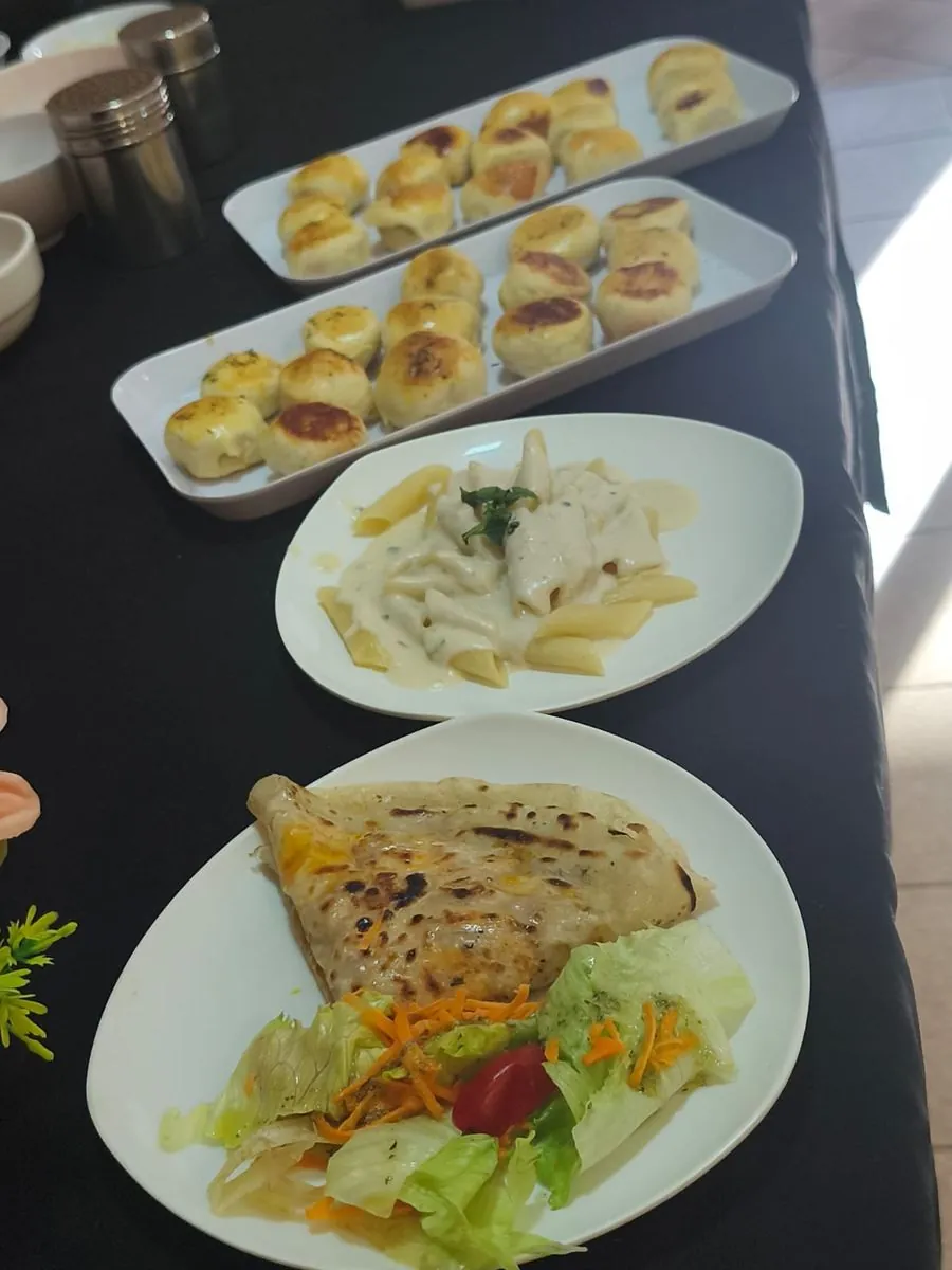Massa ao molho branco e crepe servido com salada
