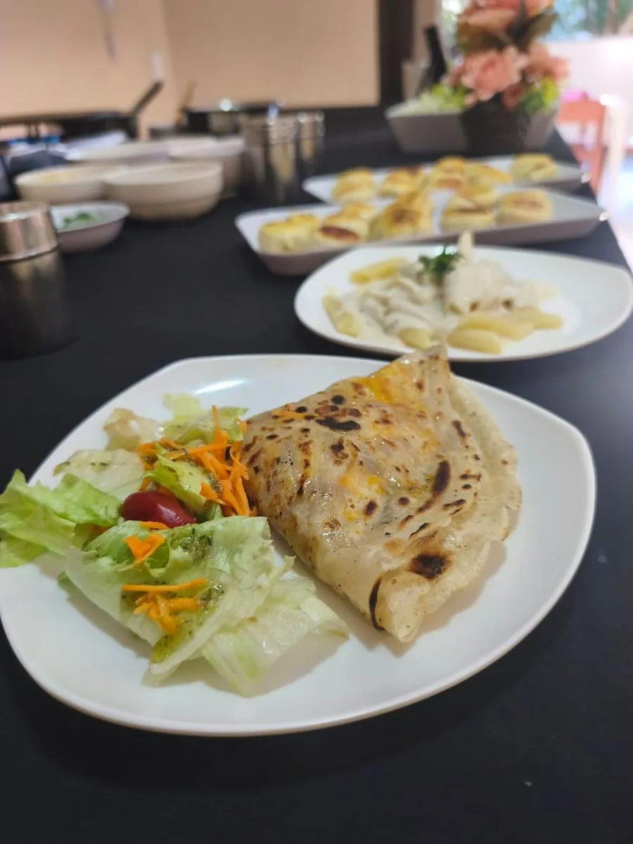 Crepe grelhado servido com salada de folhas, cenoura e tomate